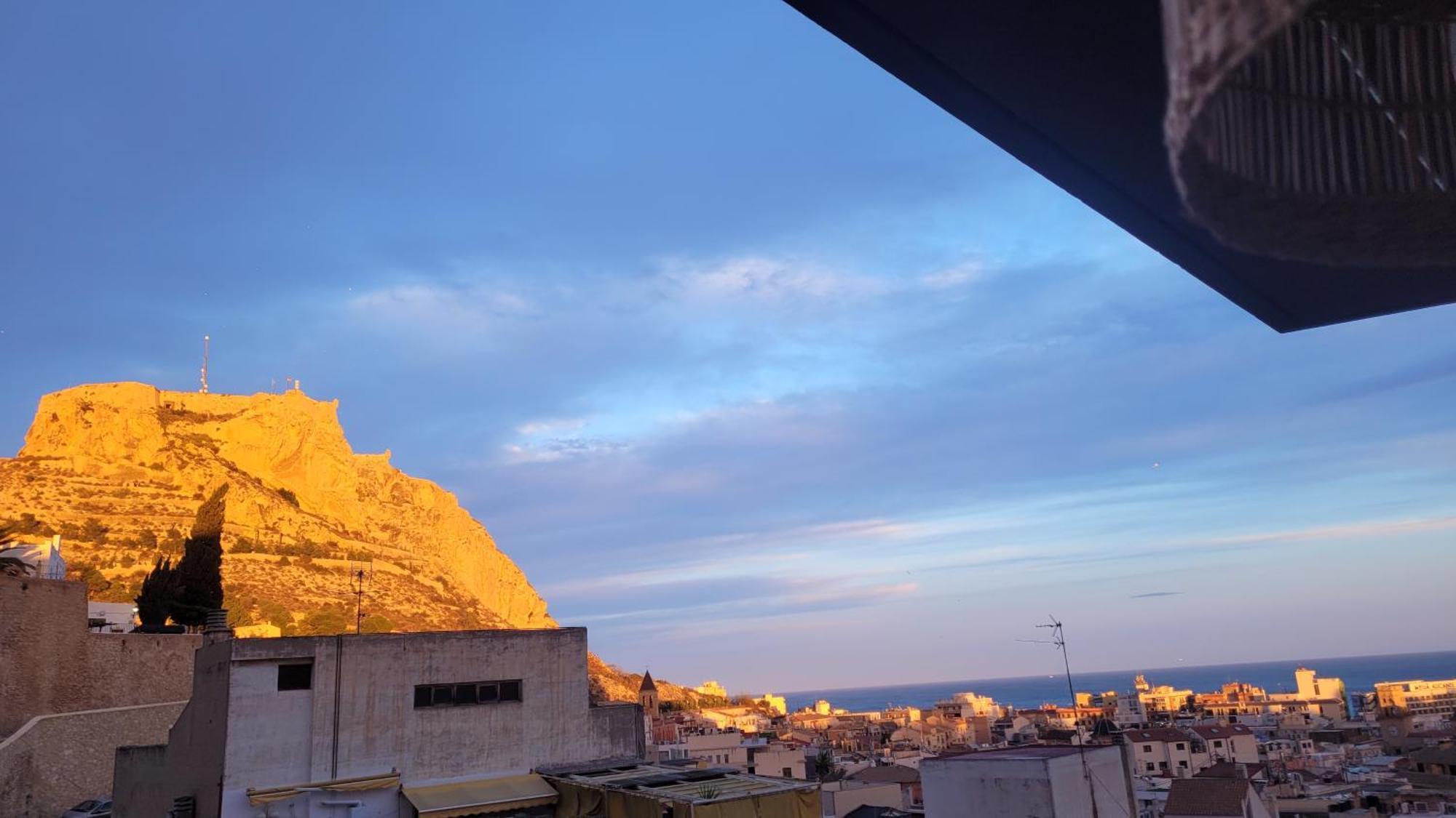 Corazon De Alicante Con Vistas Al Mar Y Al Castillo Екстериор снимка