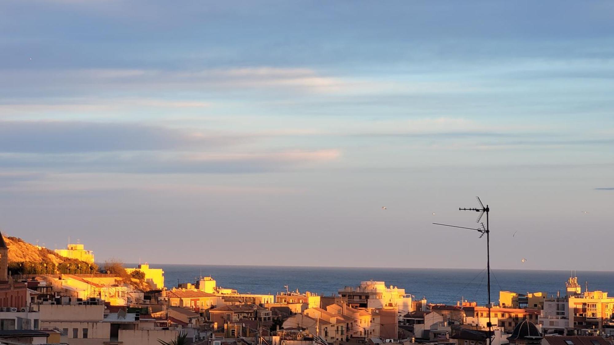 Corazon De Alicante Con Vistas Al Mar Y Al Castillo Екстериор снимка